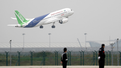 اقلاع أول طائرة ركاب صينية الصنع بنجاح