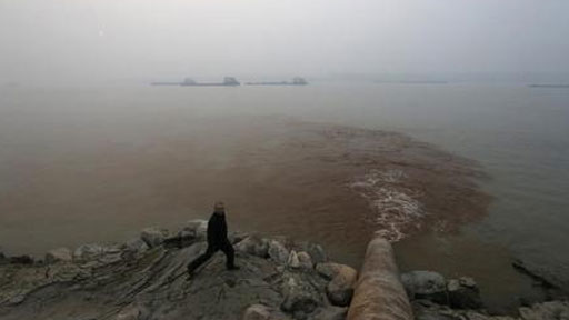 الصين تحتجز ثلاثة أشخاص ألقوا مخلفات في أحد الأنهار