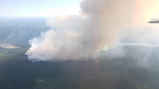 حرائق الغابات في غرب كندا تدفع السلطات لإجلاء الآلاف وإعلان الطوارئ