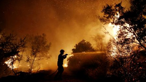 رجال الإطفاء يكافحون للسيطرة على حريق غابات قرب أثينا أتلف عشرات المنازل