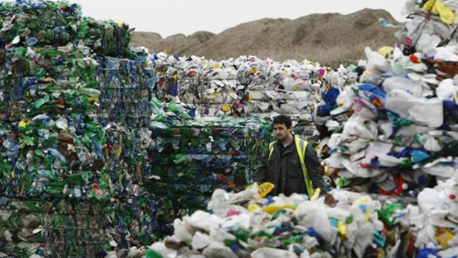 بريطانيا تعتزم وضع خطة للتخلص من نفايات الزجاجات البلاستيكية