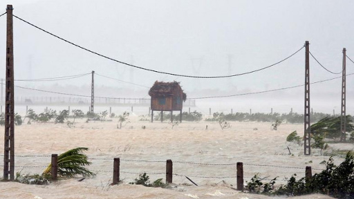 مقتل 37 في فيضانات وانهيارات أرضية في فيتنام