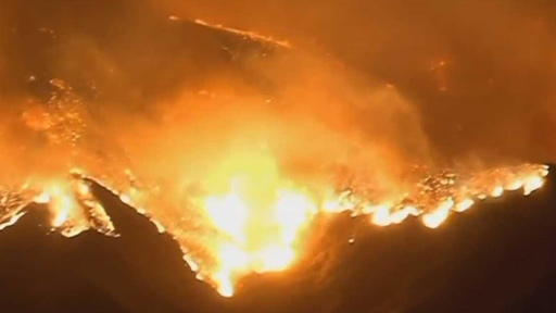 حرائق هائلة تهدد مئات المنازل في كاليفورنيا