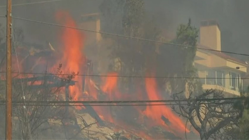 حريق غابات يدمر مئات المنازل ويجبر الآلاف على النزوح في كاليفورنيا