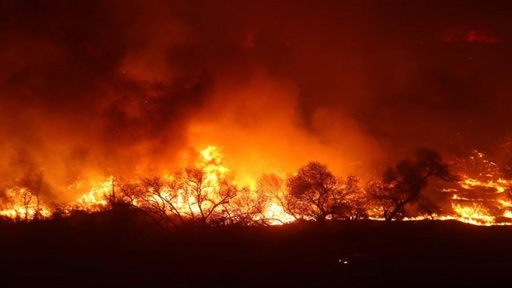 السلطات تطالب سكان جنوب كاليفورنيا بالاستعداد للإجلاء مع اشتداد حرائق الغابات