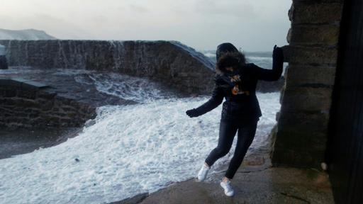 العاصفة اليونور تواصل طريقها في فرنسا ترافقها رياح تفوق سرعتها 120 كلم في الساعة