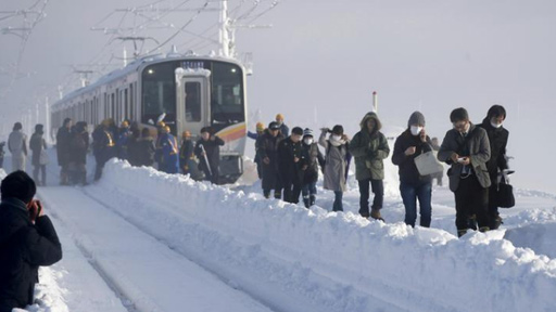 تقطع السبل بمئات المسافرين في قطار ياباني بسبب الثلوج