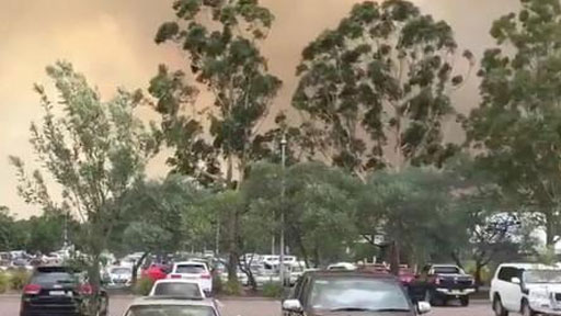 انقاذ زوار متنزه من حريق غابات في استراليا