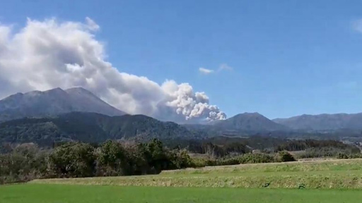 بركان "جيمس بوند" باليابان ينفث رمادا ودخانا