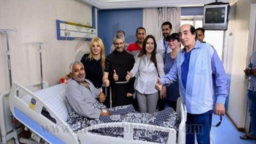 الأب بطرس دانيال ووفد من الفنانين يزورون ضحايا حادث المنيا
