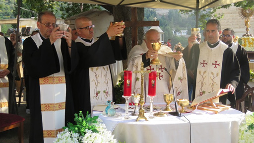 ابرشية طرابلس المارونية نظمت مسيرة زياح القربان المقدس من بحويتا الى مزيارة