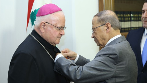 في لقاء عون.. وسام الأرز الوطنيّ من رتبة ضابط إلى راعي أبرشية ميتز الفرنسيّة سابقًا