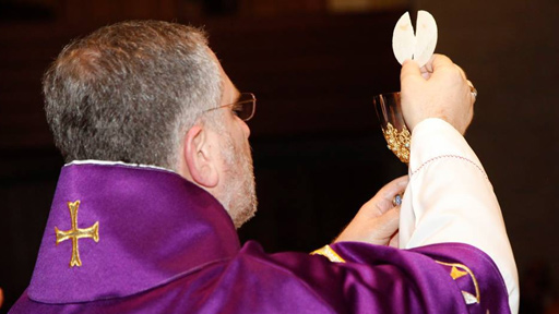 المطران ميشال عون يترأّس اللّيلة القدّاس الإلهيّ في عنّايا