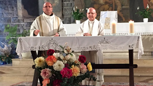 البطريرك ساكو يزور أبناءه في مدينة پو الفرنسية ويقيم قداسا في كنيسة فينسنت دي بول