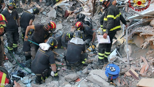 البابا يعبّر عن قربه من عائلات ضحايا انهيار مبنى في تورّيه أنونسياتا