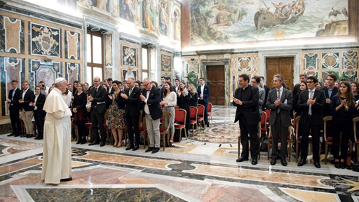 البابا فرنسيس إلى طلّاب فرنسيّين: تحرّروا من جاذبيّة المال