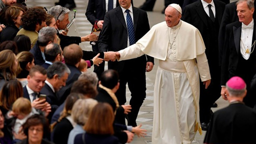 البابا يتحدّث أمام موظّفي الفاتيكان عن العمل والعائلة والثّرثرة والمغفرة