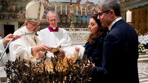 البابا يحتفل بالقداس الإلهي يمنح خلاله سر العماد عدداً من المولودين الجدد