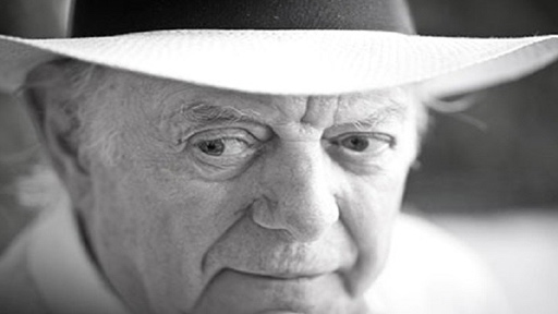 حائز جائزة نوبل للآداب يتوفى في ذكرى تسليمها له