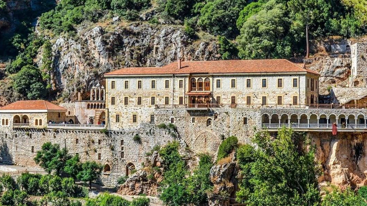 دير مار أنطونيوس قزحيّا يتوجّه للزّائرين برسالة، ما هي؟