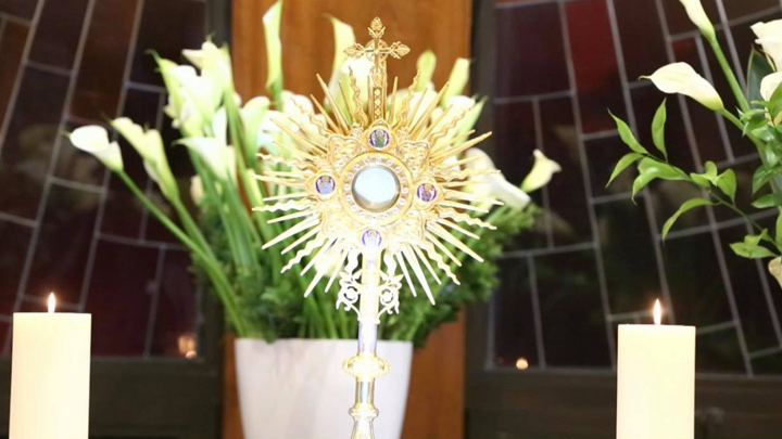 قدّاس وسجود للقربان المقدّس في كنيسة القدّيسة ريتا- سنّ الفيل
