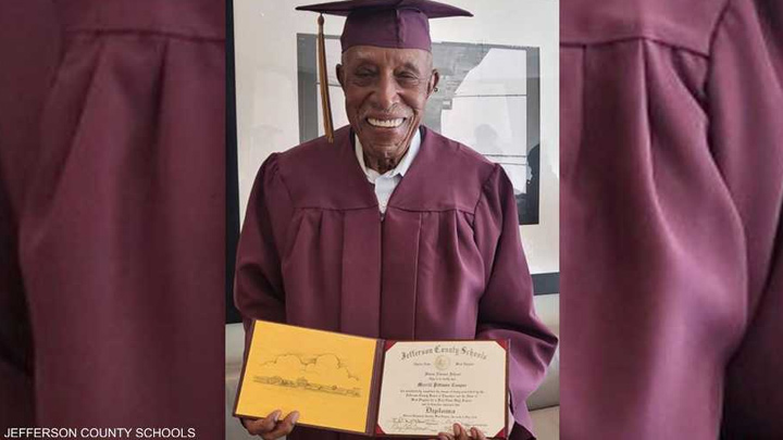 في عمر 101 عام.. مسن يحقّق "حلم الشهادة الثانوية"