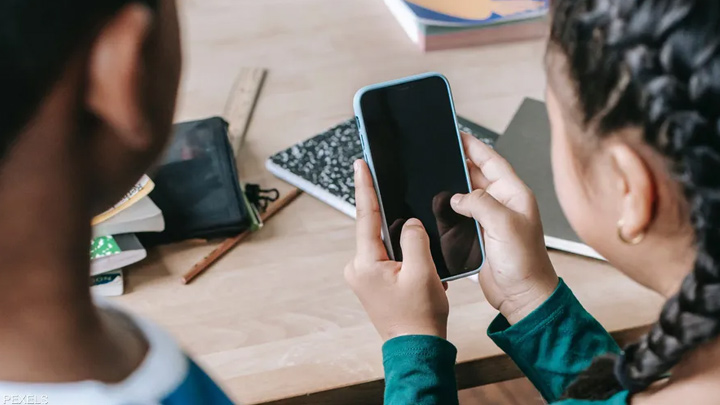 ما تأثير الأجهزة الذكية على الصحة النفسية وسعادة الأطفال؟