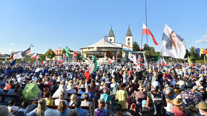 البابا يرشد الشّباب إلى بيت الرّبّ