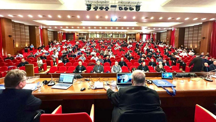 البابا للكهنة المقسِمين: لعيش خدمتهم كخدمة تحرير وتعزية