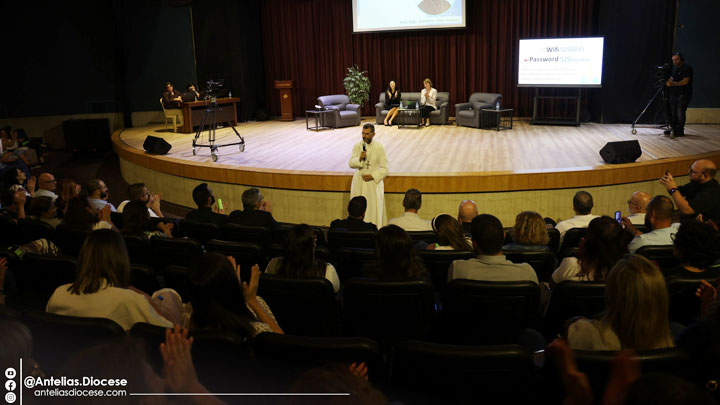 مدارس أبرشيّة أنطلياس المارونيّة عقدت مؤتمرها حول الذّكاء الاصطناعيّ في التّعليم