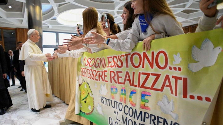 البابا للشّبيبة: كونوا أنبياء في العالم الرّقميّ وانظروا إلى "شمس البرّ"!