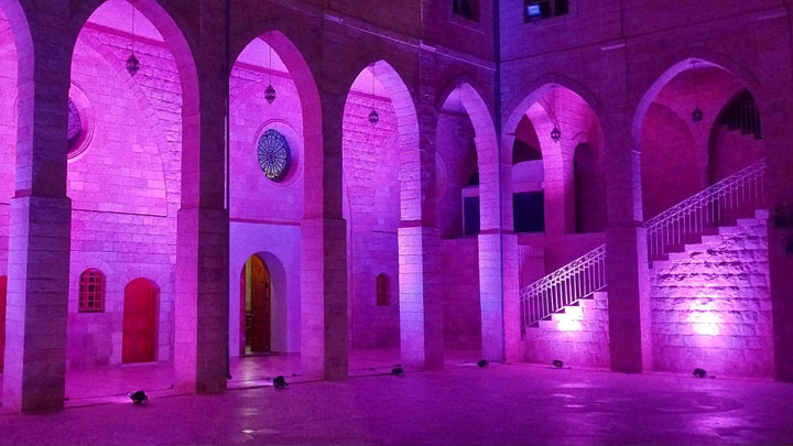 مطرانيّة سيّدة النّجاة ازدانت باللّون الزّهريّ دعمًا للتّوعية حول سرطان الثّدي