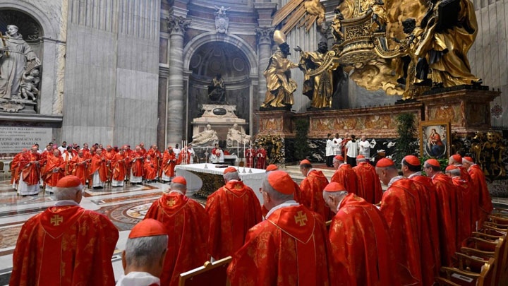 البابا ترأّس قدّاسًا لراحة نفس البابا فرنسيس والكرادلة والأساقفة المتوفّين خلال هذا العام