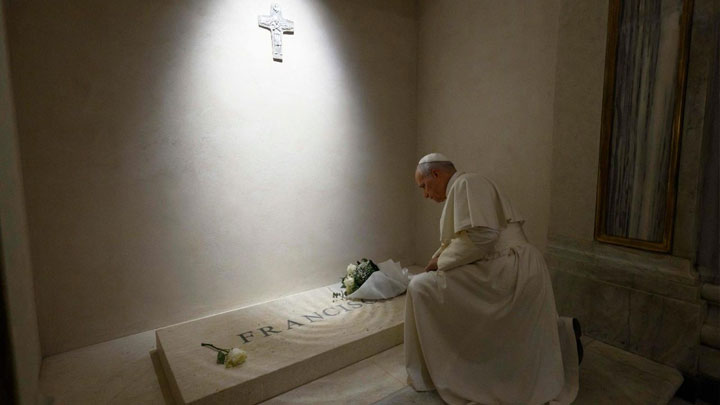 البابا لاون الرّابع عشر زار ضريح سلفه