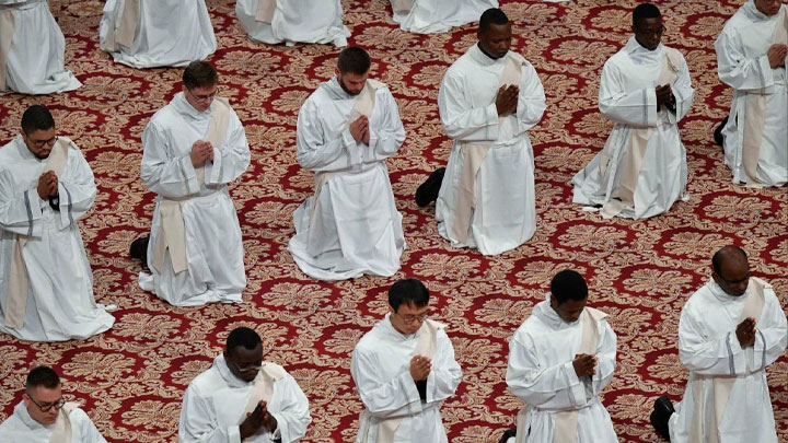 ما هي النّصائح الّتي يقدّمها البابا للإكليريكيّين؟