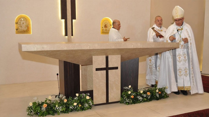 فضّول كرّس المذبح الجديد لكنيسة مار شربل- كوتونو في إطار زيارته الرّاعويّة