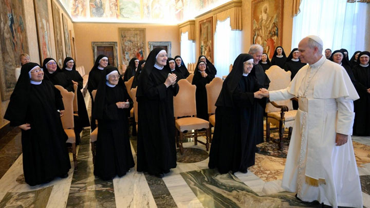 بمَ أوصى البابا لاون الرّابع عشر الرّاهبات الأوغسطينيّات؟