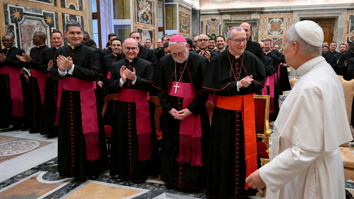 علامَ حثّ البابا المعاونين في السّلك الدّبلوماسيّ في البعثات البابويّة؟