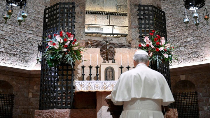 بعد ضريح فرنسيس الأسيزيّ زيارة للبابا إلى الدّير الّذي يحتضن ذكرى القدّيسة كلارا