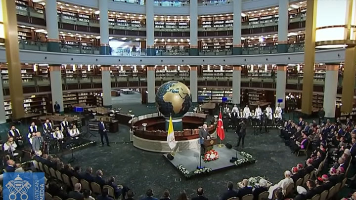 البابا يلتقي السّلطات وممثّلي المجتمع المدنيّ والسّلك الدّبلوماسيّ في تركيا