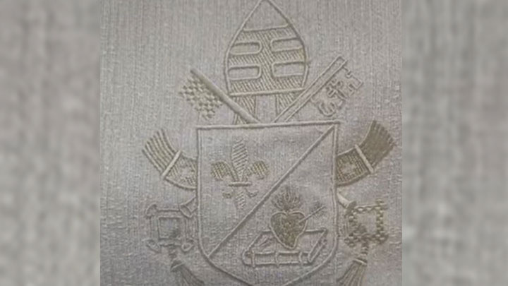 من مشغل دير جربتا إلى دير عنّايا... كرسيّ ومركع للبابا!