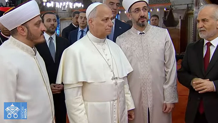 البابا في جامع السّلطان أحمد