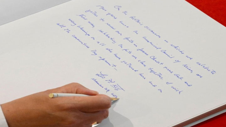 ماذا كتب البابا على كتاب الشّرف في كنيسة مار أفرام للسّريان الأرثوذكس في إسطنبول؟