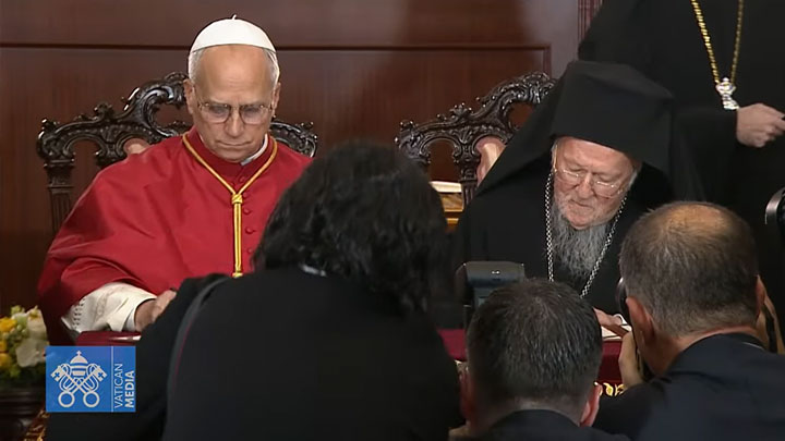 البابا والبطريرك المسكونيّ يجدّدان التزامها بالسّعي إلى الوحدة وتوقيع على اتّفاق مشترك في القصر البطريركيّ