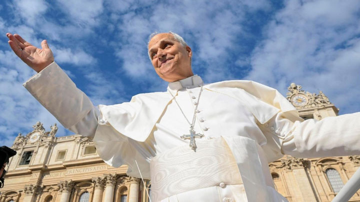 إطلاق عدد من قذائف المدفعيّة الخلبية عند وصول البابا لاون الرابع عشر