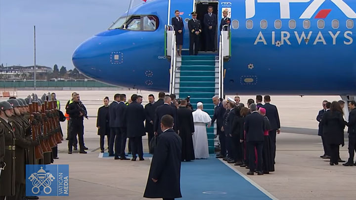 البابا يغادر تركيا متوجّهًا إلى لبنان