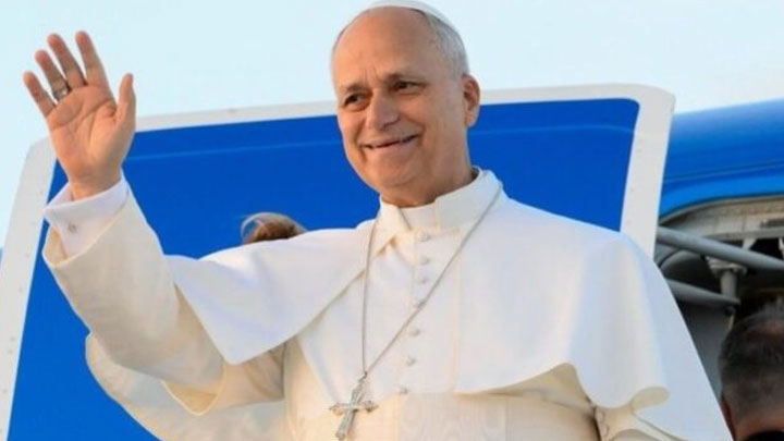 البابا وصل إلى المطار وسط استقبال مهيب