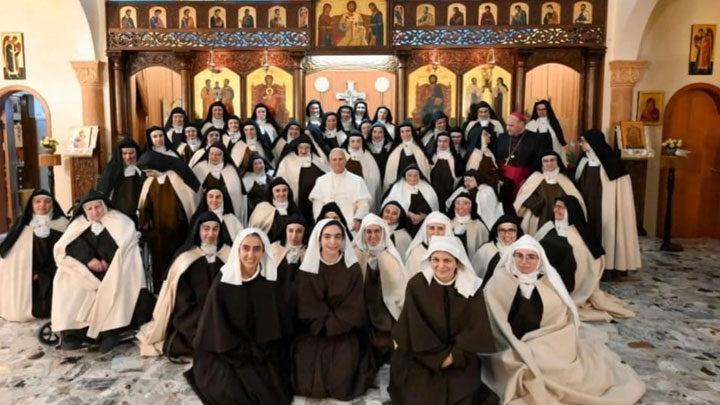 البابا زار دير الرّاهبات الكرمليّات الحافيات في حريصا