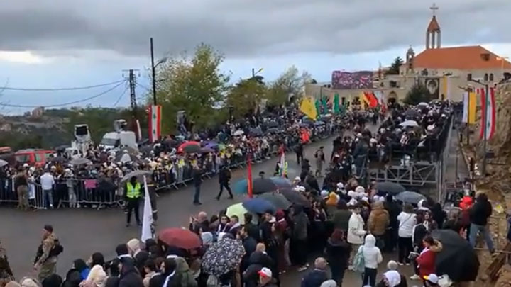 اللّبنانيّون ينتظرون البابا على طول الطّريق المؤدّي إلى عنّايا