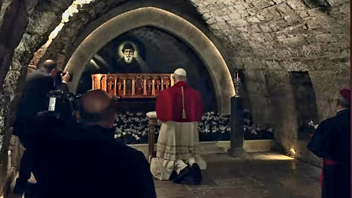 البابا يوكل الكنيسة ولبنان والعالم إلى حماية مار شربل